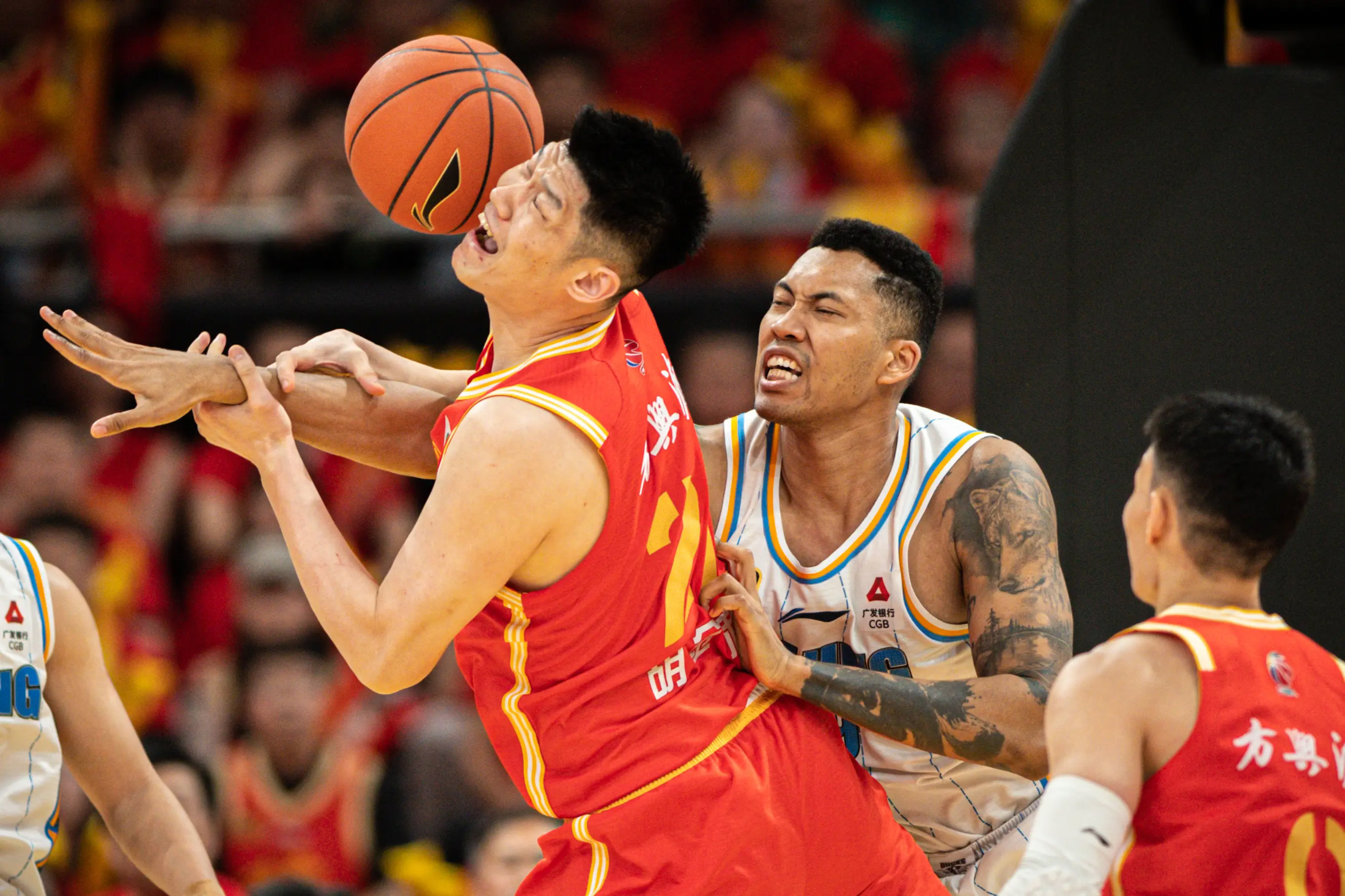 CBA常规赛倒计时；巴塞罗那赛前内部沟通；细节引发关注；话题不断；更衣室氛围转暖的简单介绍