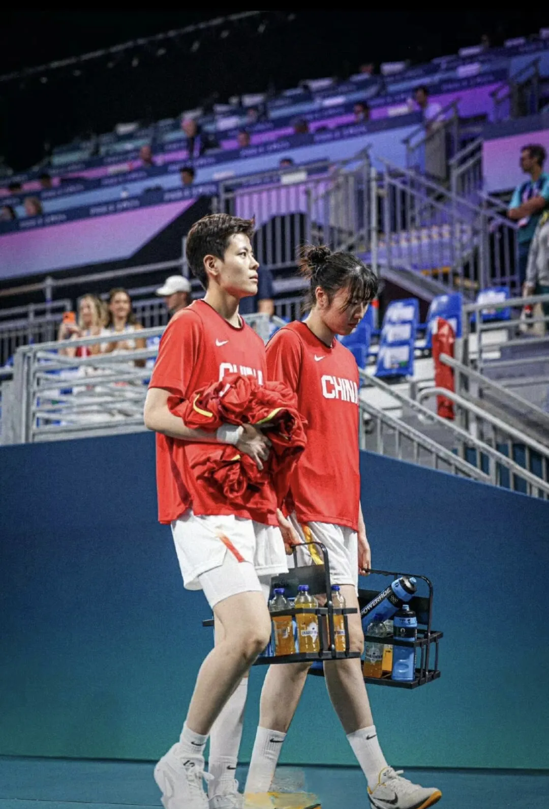 CBA常规赛倒计时；巴塞罗那赛前内部沟通；细节引发关注；话题不断；更衣室氛围转暖的简单介绍