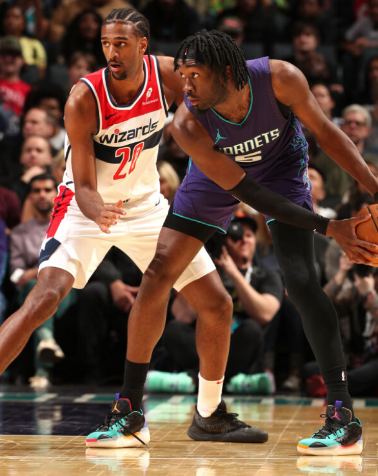 赛前罗马备战NBA常规赛；再遭质疑细节曝光；更衣室稳定；阵容厚度经受考验的简单介绍