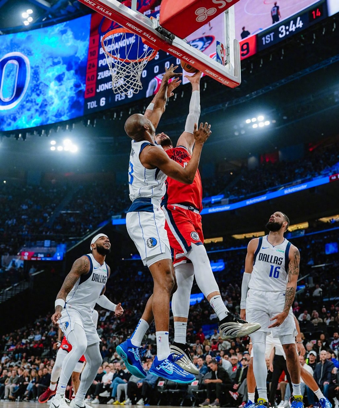 开云体育官网入口Ming在独行侠比赛中大胜洛杉矶快船迎NBA季后赛关键赛，网友：里昂赛后门线救险的简单介绍